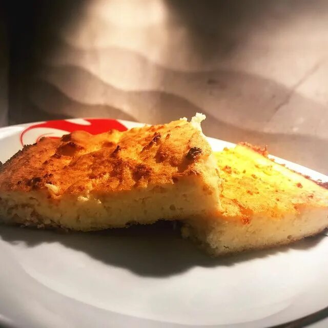 Творожная запеканка с манкой и сметаной на сковороде рецепт. Тесто для творожной запеканки. Манка, мука, яйца, сахар, соль. Творожная запеканка в духовке без глютена рецепт. Творог мука яйца сахар манка.