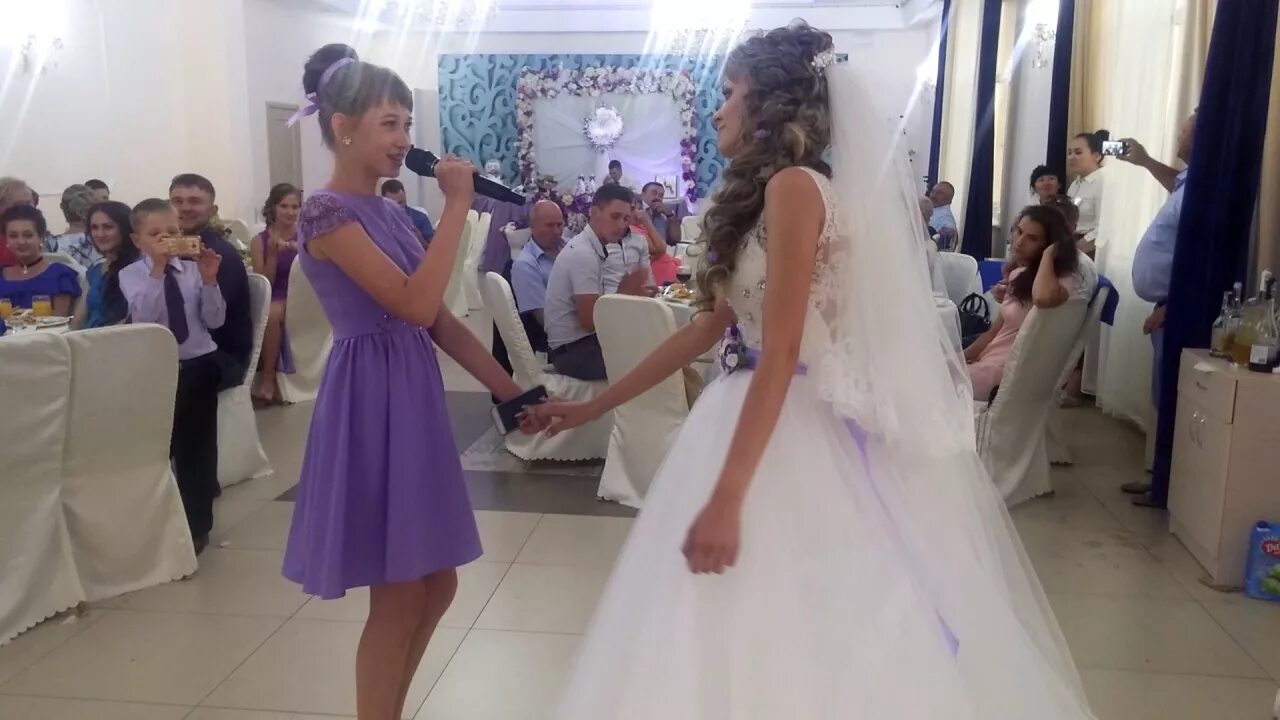 Свадьба сестра поет сестре. Младшей сестре на свадьбу. Свадьба старшей сестры. Песня на свадьбу для молодых от сестры невесты. Красиво поют сестры на свадьбе сестры армянское.