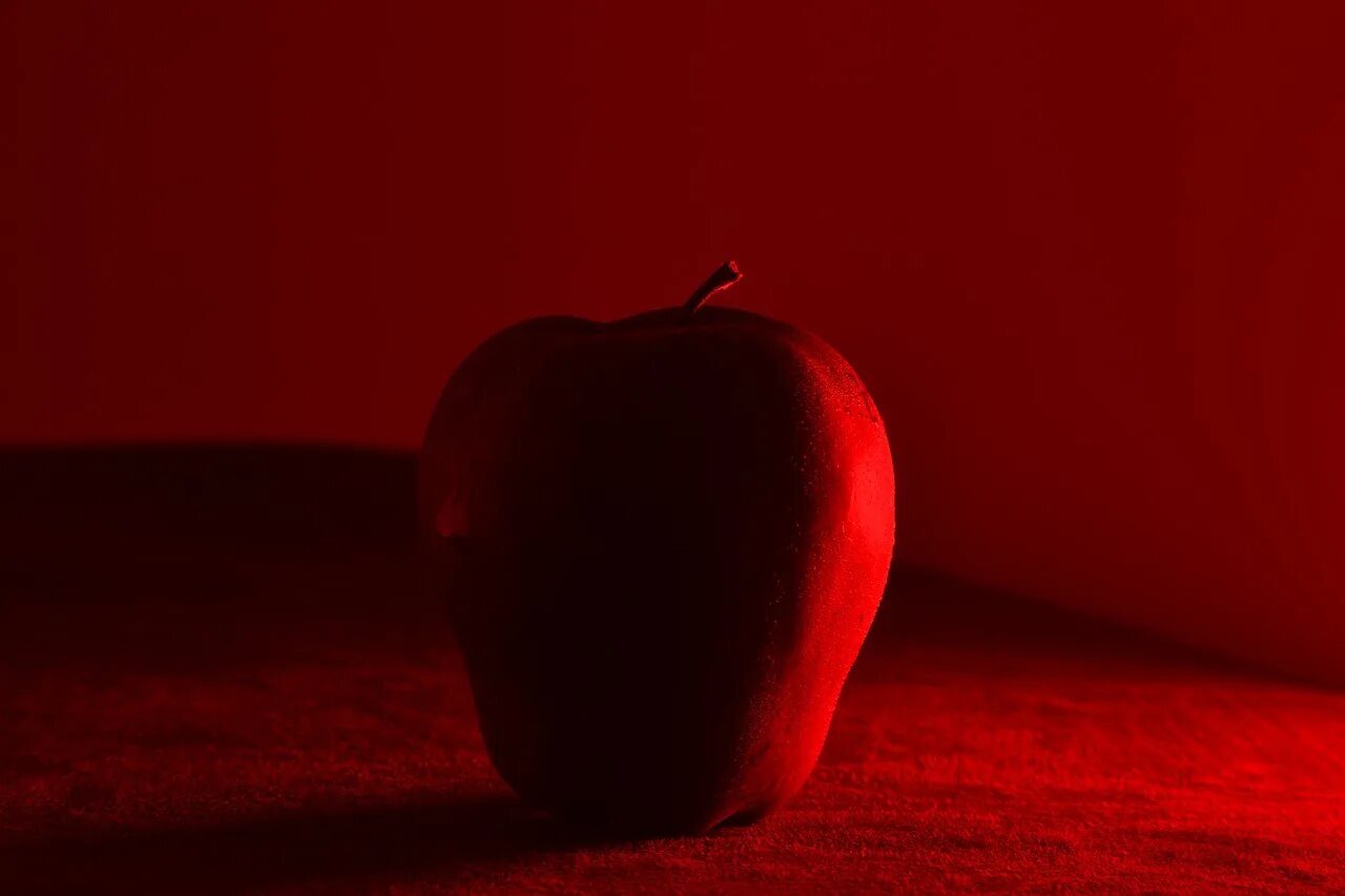 Яблоки красные. Обои на рабочий стол красное яблоко. Red apple омск. Яблоки фоновый разбор. Обои на рабочий стол красное яблоко.