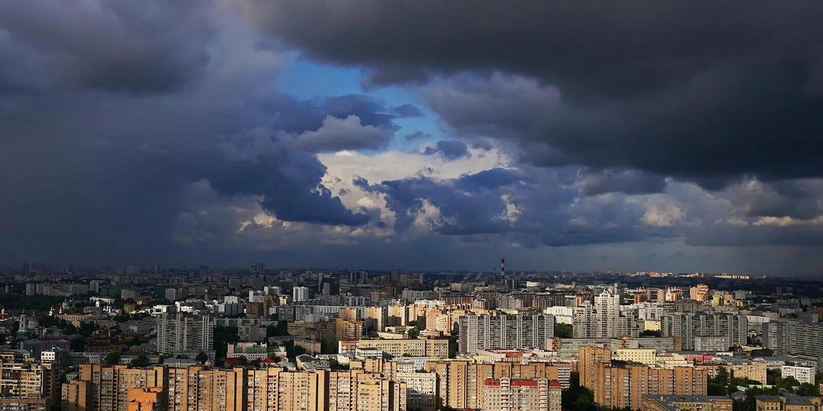 Будет ли в москве ветер. Гроза в Москве 15 июня 2021. Гроза в Москве. Гроза в Москве сейчас. Гроза в Москве ночью.