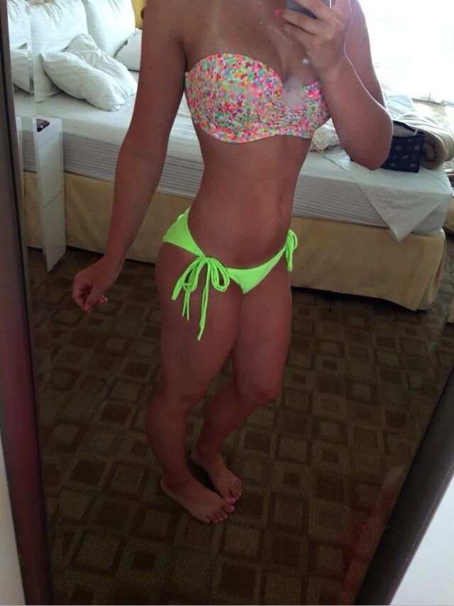 Девочка в купальнике дома. Девушка в купальнике без лица. Рене херберт. Юлия бровкова. Джойслин чиу.