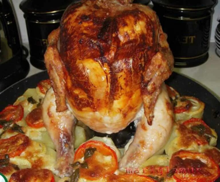 Курица на бутылке в духовке целиком. Курица целиком на бутылке. Курица на банке в духовке целиком. Курица запеченная на банке в духовке. Курица на бутылке в духовке целиком.
