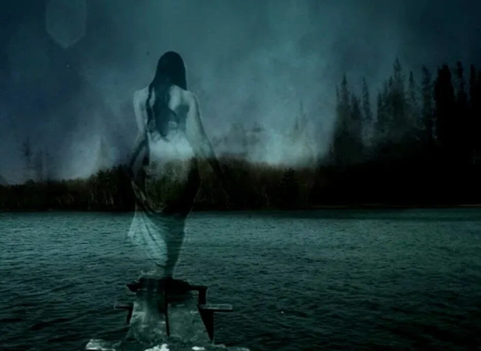 Призрак сидит на шее у мужчины. Приведение в лесу. Ведьма воды Эстетика. Море страшно.