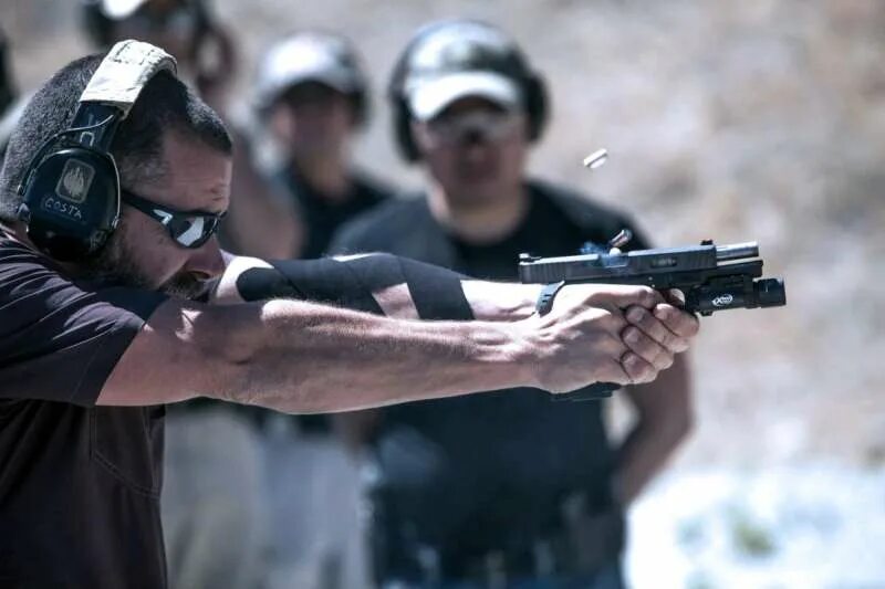 Человек стреляет. Стрельба спорт. Ружье для стендовой стрельбы. Практическая стрельба из револьвера. Соревнования по стрельбе из пневматической винтовки.