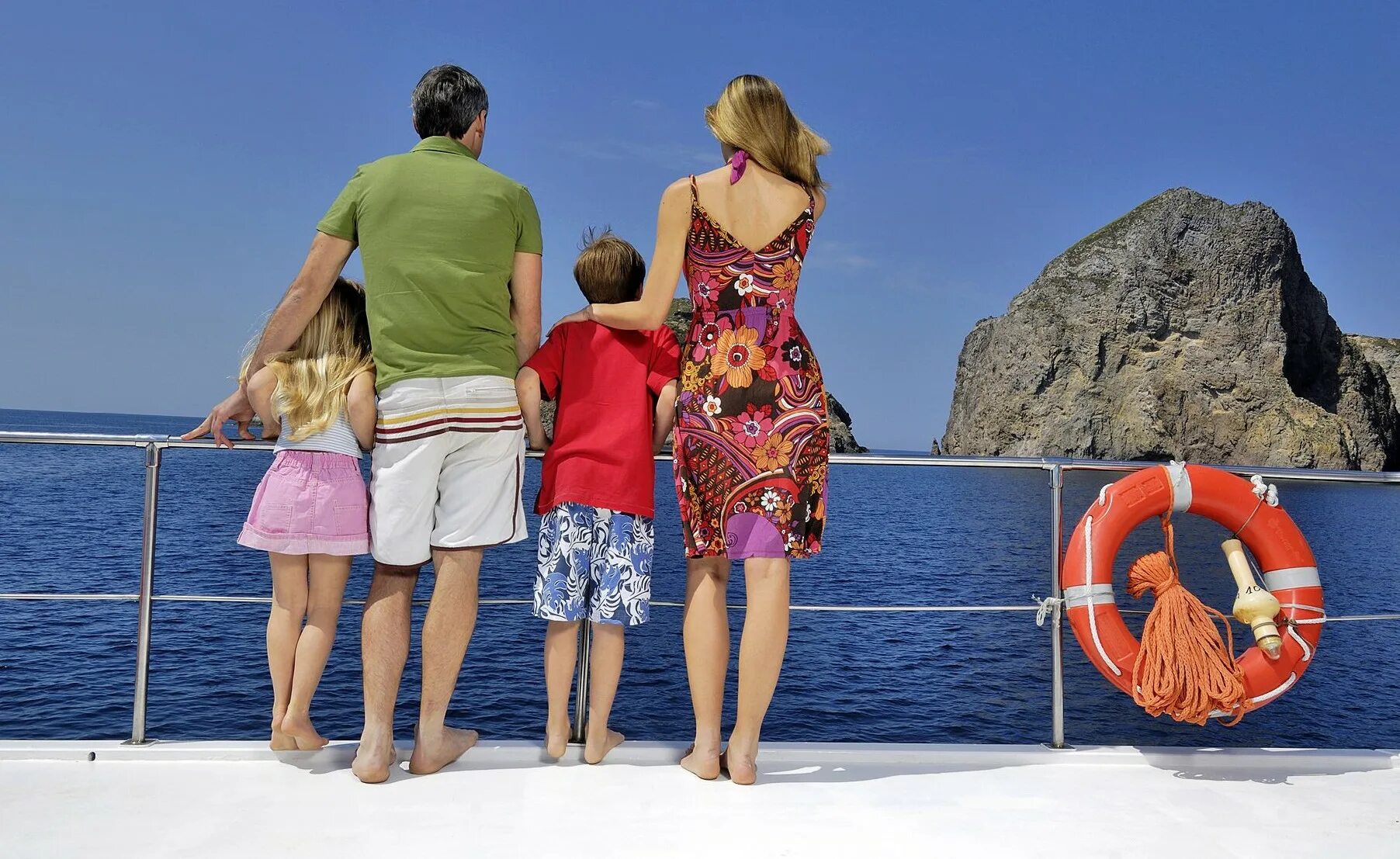 Туры выходного на море. Путешествие с семьей. Путешествие на море с детьми. Путешествие на море с семьей. Поездка на море.