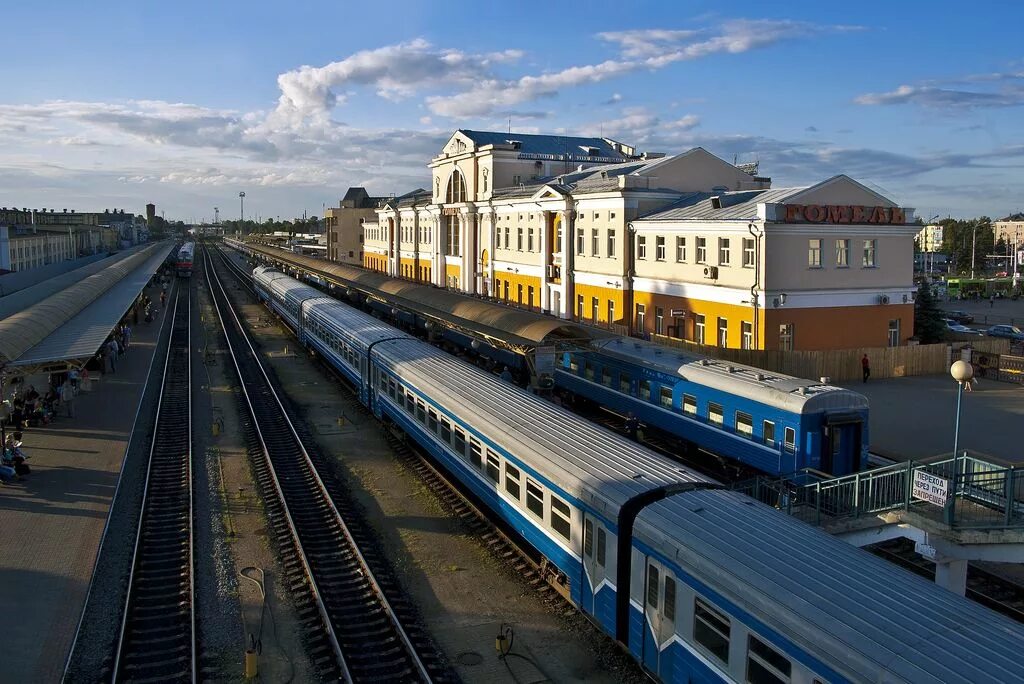 станция поезда. пассажирский поезд.