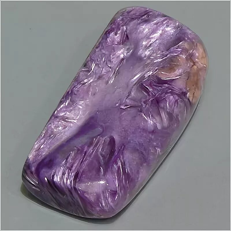 Сланцеватый чароит. Сиреневый камень чароит. Сиреневый камень чароит якутия. Чароит. Месторождение чароита сиреневый камень.