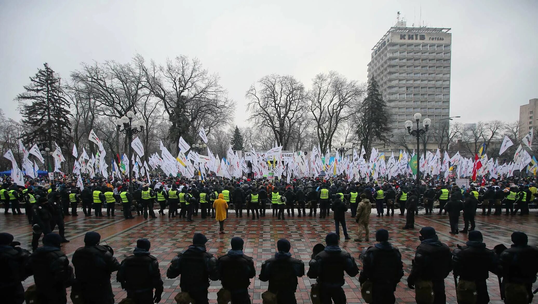 Демонстрация в Киеве. Митинги на Украине 2014 Майдан. Митинг Киев полиция Майдане независимости. Митинги в Крыму 2013. Новый майдан 2024