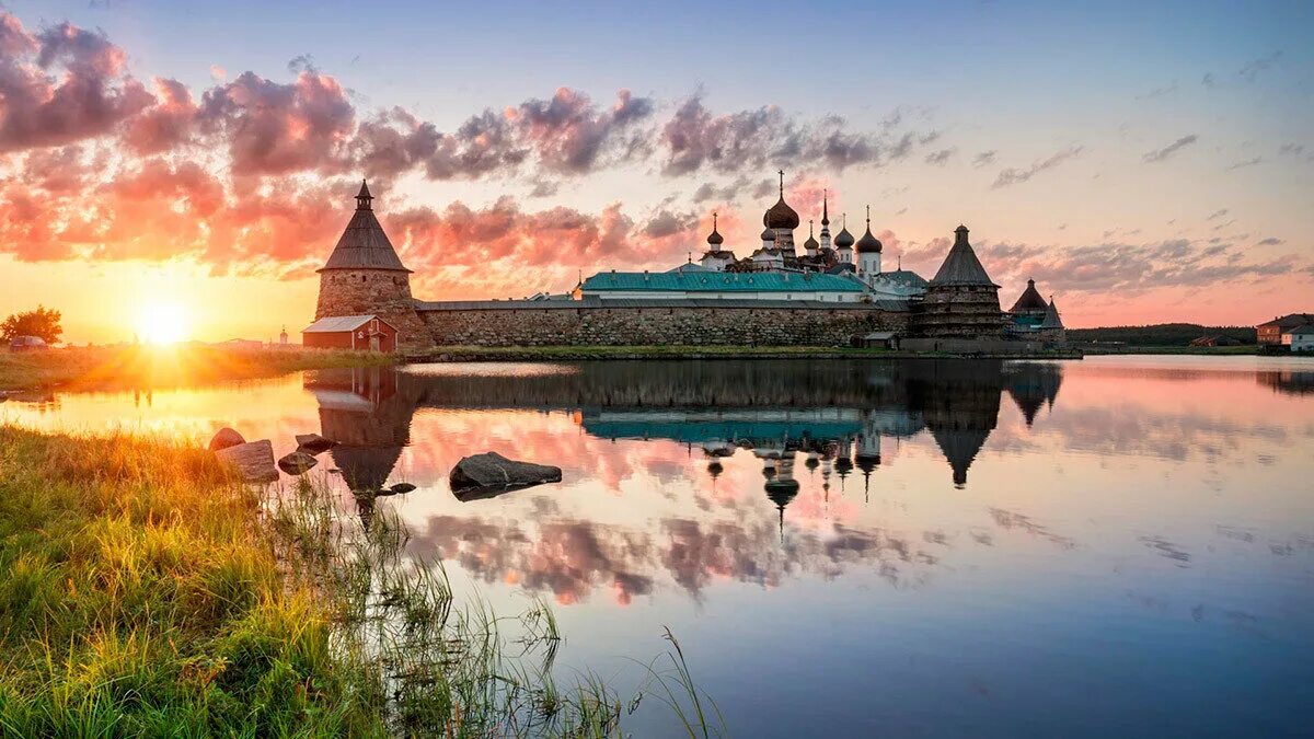 Деревни северо запад россии. Кижи Соловецкие острова. Соловецкий монастырь Кижи. Соловецкие острова монастырь. Соловецкий монастырь Архангельская область.