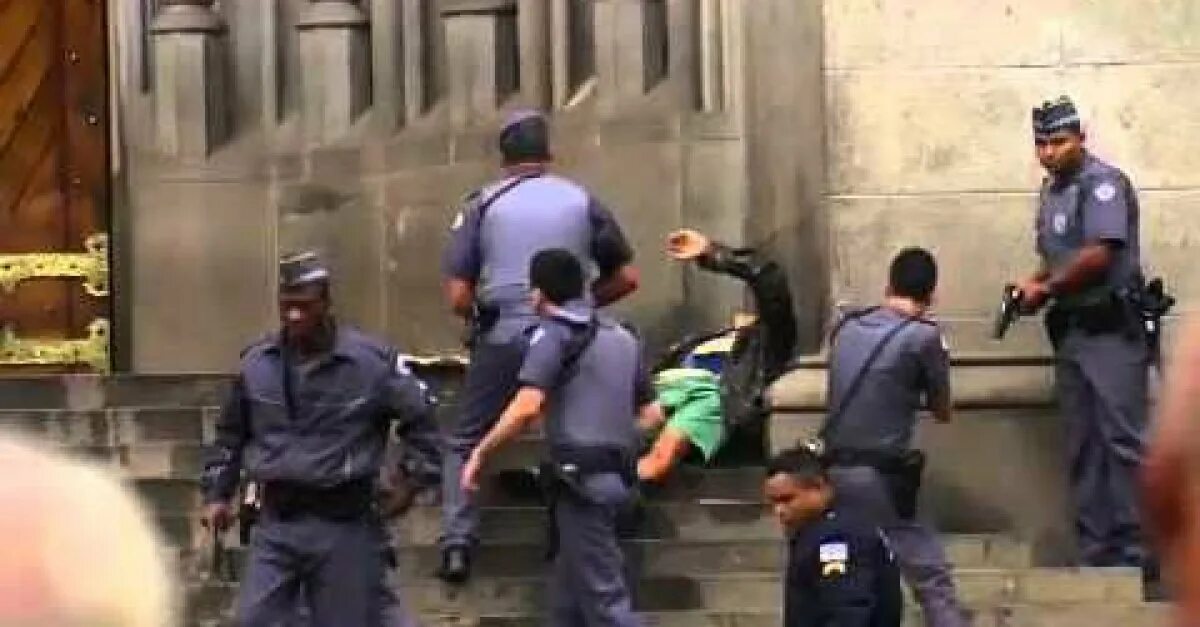 Бездомный спас заложницу ценой собственной жизни. Спас заложницу. Спас заложницу. Спас заложницу. Спецназ фсб спасает заложников.