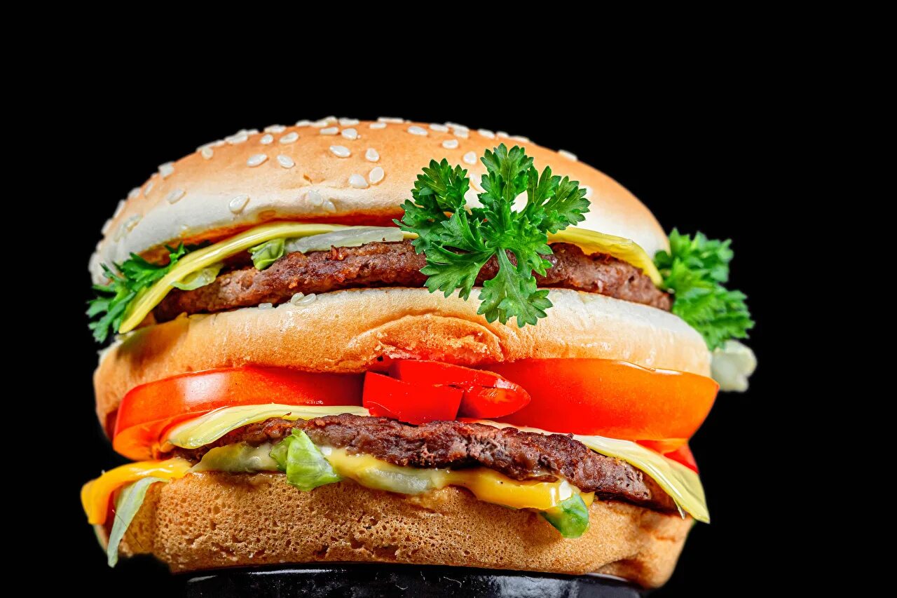 Еда гамбургер. Красивый бургер. Сэндвич бургер. Гамбургер на черном фоне.