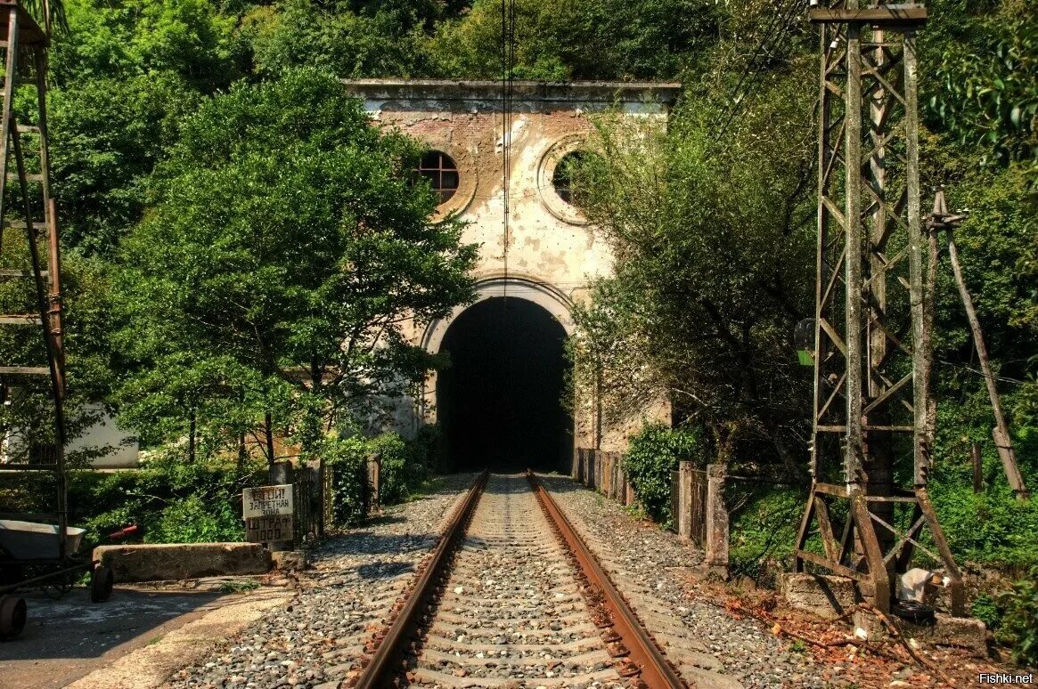 Станция Псырцха Абхазия. Заброшенная станция в Абхазии Псырцха. Псырцха тоннель. Платформа Псырцха Абхазия.