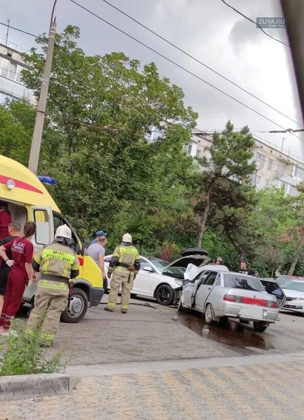 ДТП В Симферополе на Кечкеметской. Авария в Симферополе Кечкеметская. Авария в Симферополе вчера.