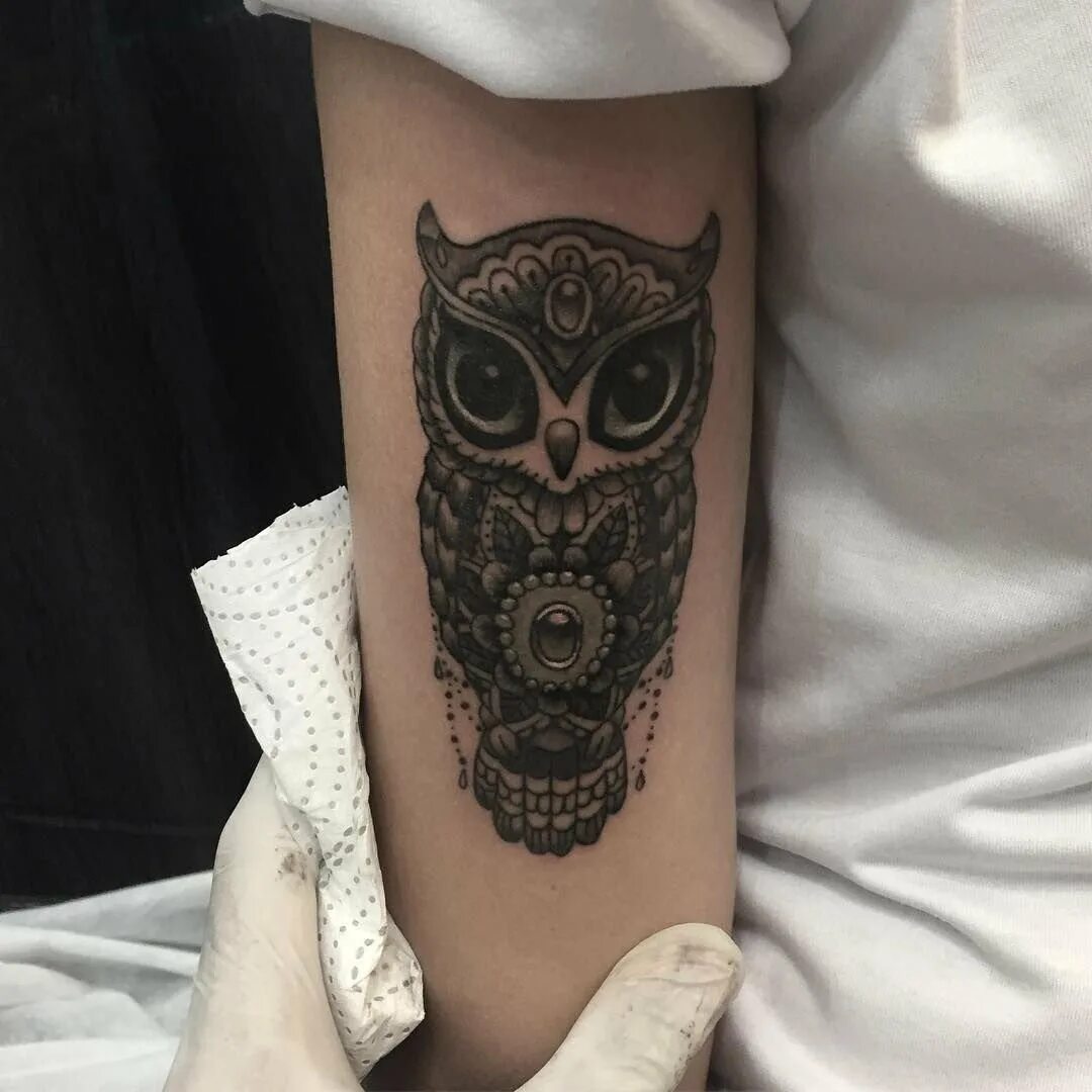 Маленькие тату совы. Тату сова маленькая. Тату сова на запястье для девушек. Тату сова на руке. Традишнл тату сова.
