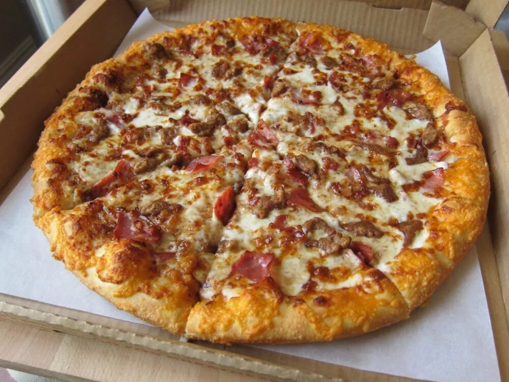 How make pizza. Пицца хат. пицца bbq pizza hut. пицца чикен барбекю доминос. пицца хат цезарь.