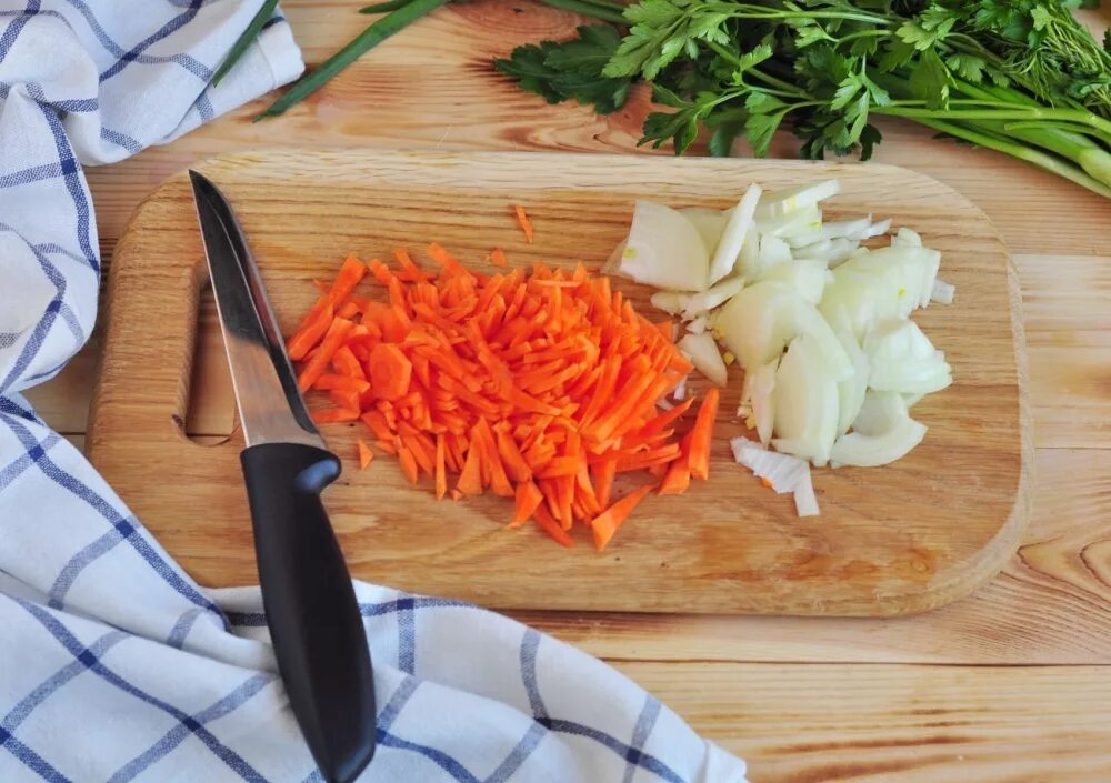 Нарезка овощей соломкой. Лук и морковь нарезанные соломкой. Лук нарезанный соломкой. Нашинкованный лук.