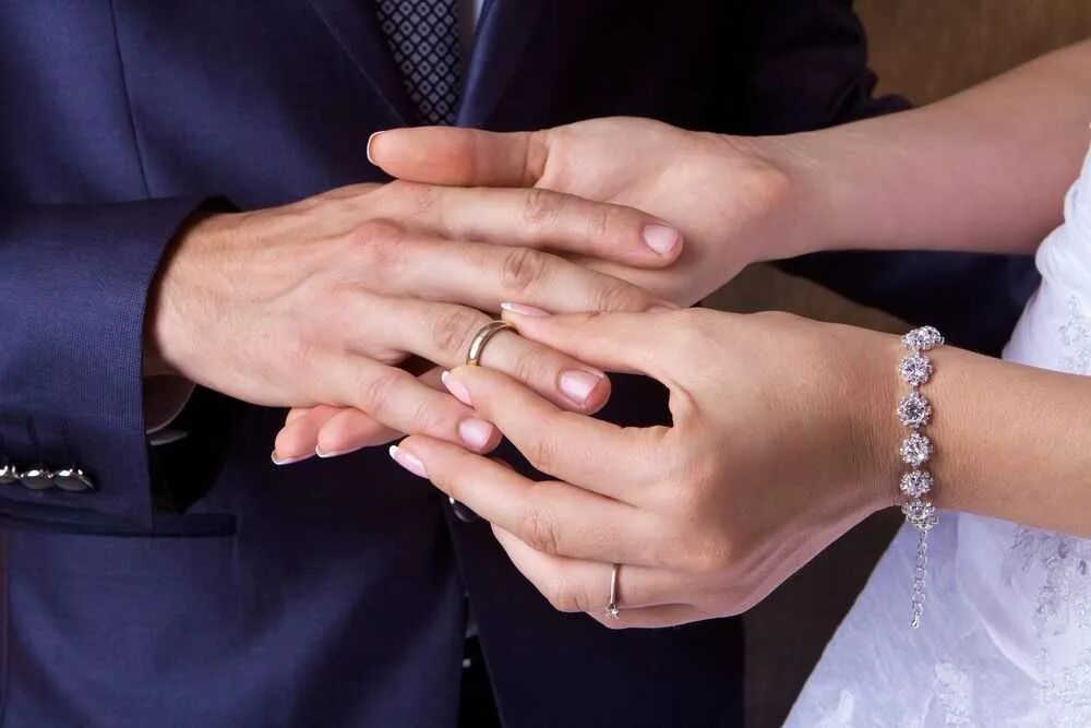 Муж обручальное кольцо. Обручальное кольцо. Кольца супругов. Брак кольца. Кольца для замужества.