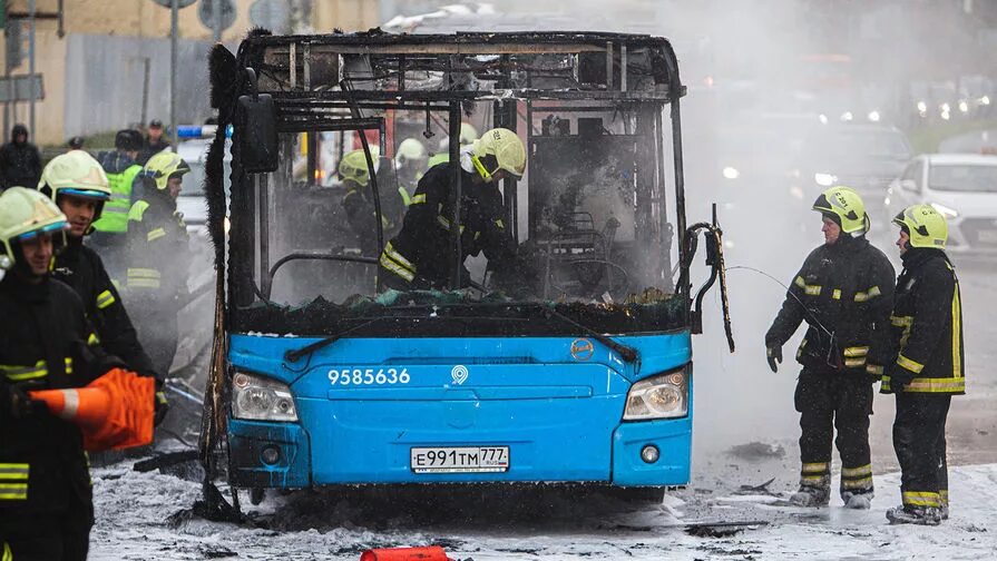 Пожары автобус москва. В москве загорелся автобус. Пожар в домодедово. Электробус пожар. Пожары автобус москва.