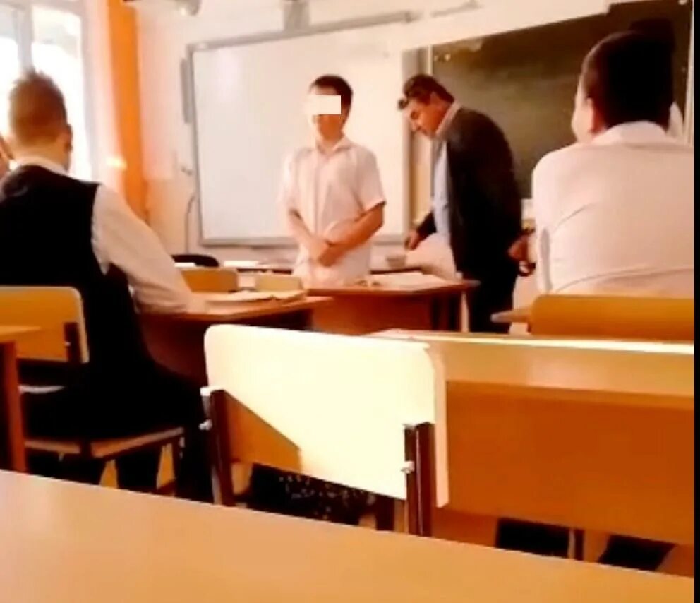 Строгая учительница с розгой. Строгое наказание в школе. Учитель наказывает. Учитель избила ученика в школе. Наказание непослушных девушек.