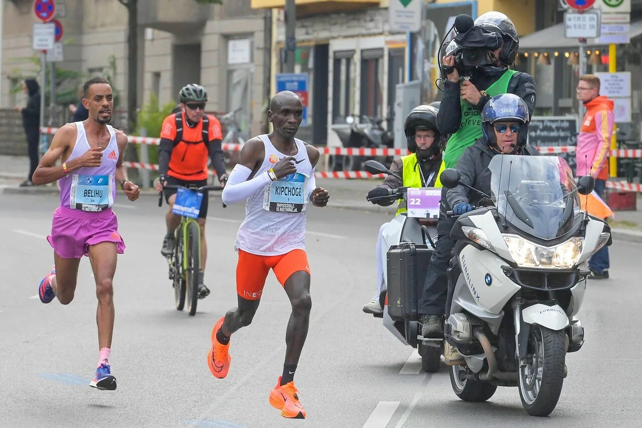 Берлинский марафон. Берлин марафон. Berlin marathon 2022 eliud kipchoge. Берлинский марафон 2025. Элиуд кипчоге рекорд.