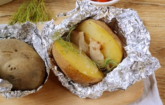 Картошка с салом в фольге. Картошка с салом в фольге в духовке. Картошка запечённая с салом в духовке в фольге. Картофель в фольге на костре.