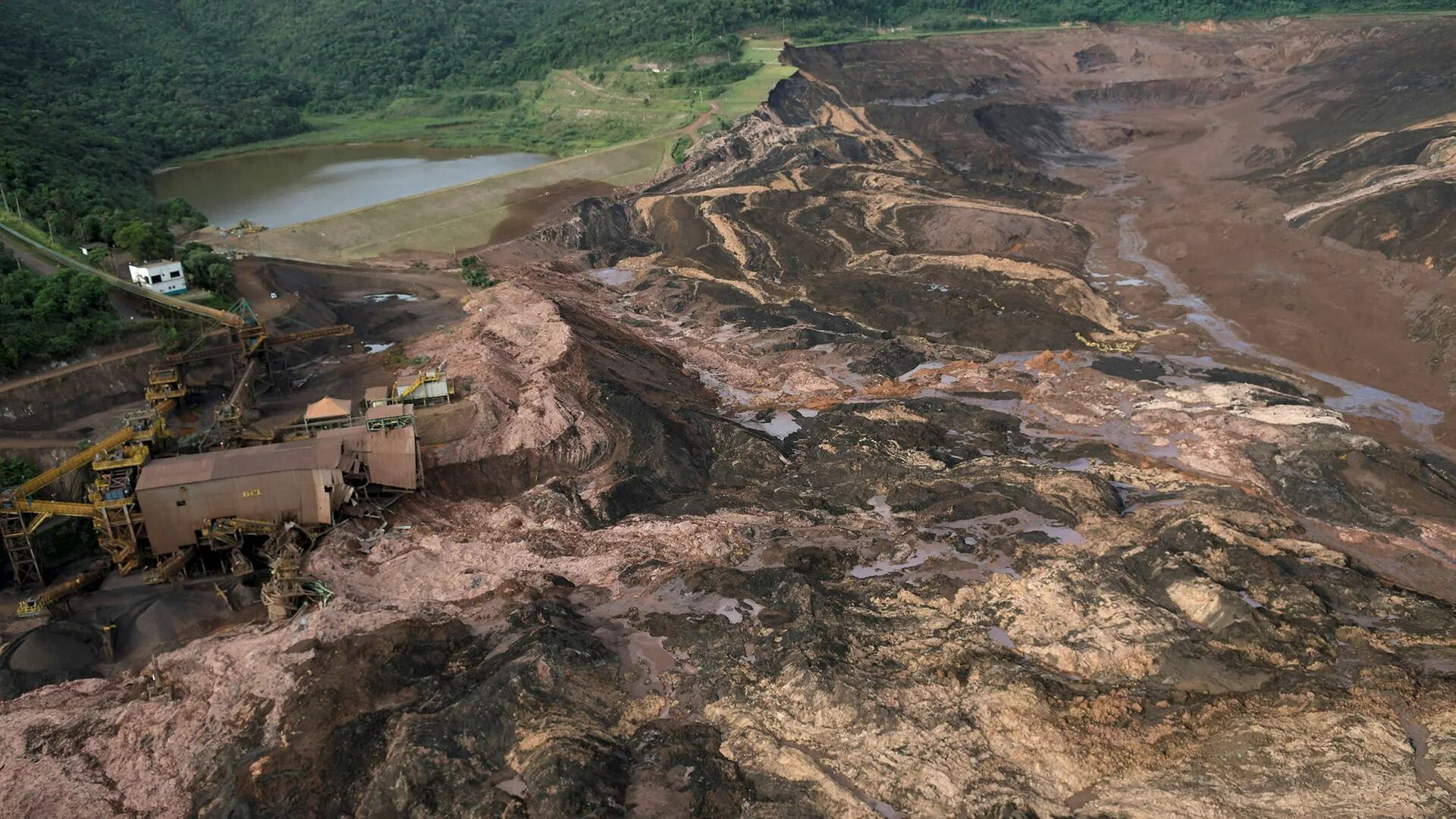 Видео дамб. Прорыв дамбы в Брумадинью (Бразилия). Катастрофа в Брумадинью. Минас Жерайс железорудный бассейн. Минас-Жерайс (Бразилия) - железная руда.