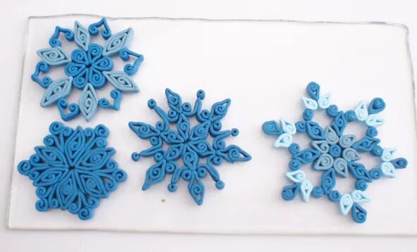 необычные снежинки из клея. лепка снежинка средняя группа. пластилиновая снежинка. снежинка из пластилина в средней группе. лепить снежинку.