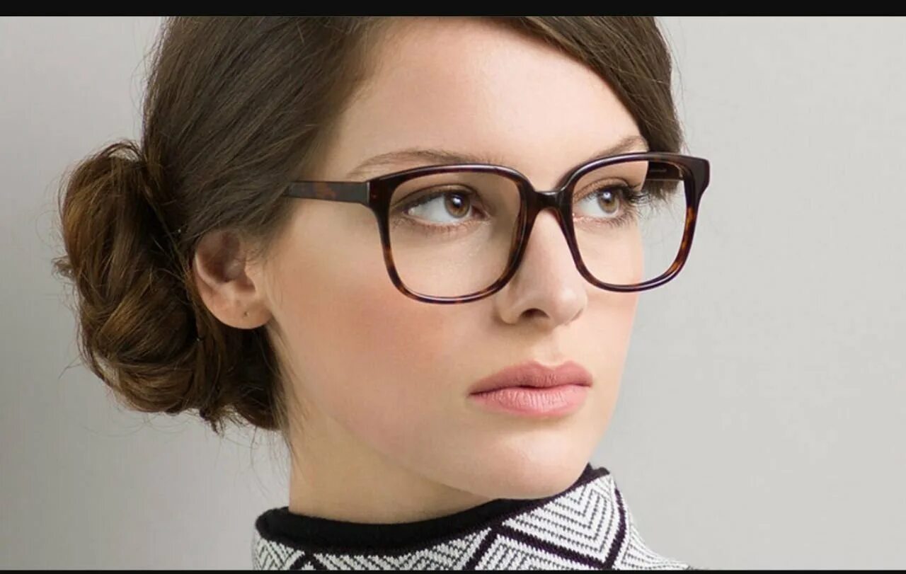 Форма очков в 2024 году. Очки для зрения. Оправа для очков. Очки для зрения женские модные. Женщины в очках для зрения.
