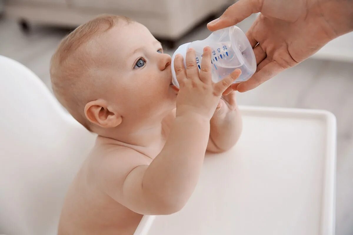 Грудничок в воде. Грудной ребенок. Вода для новорожденных. Вода для допаивания новорожденных.