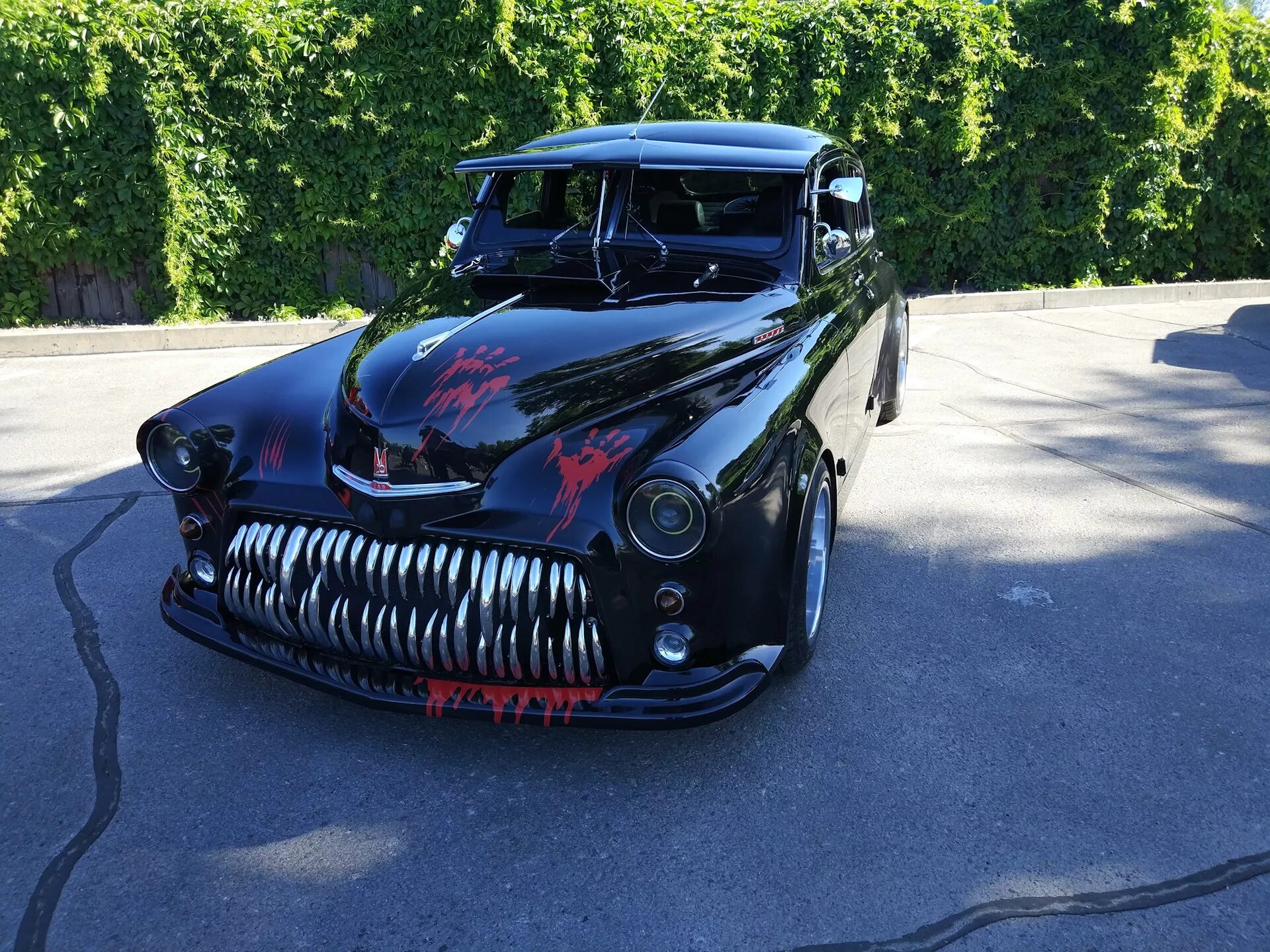 Страшные машины. Мустанг челленджер красно черни. Самые злые машины. Акульи зубы на машине. Додж челленджер дьявол черный.