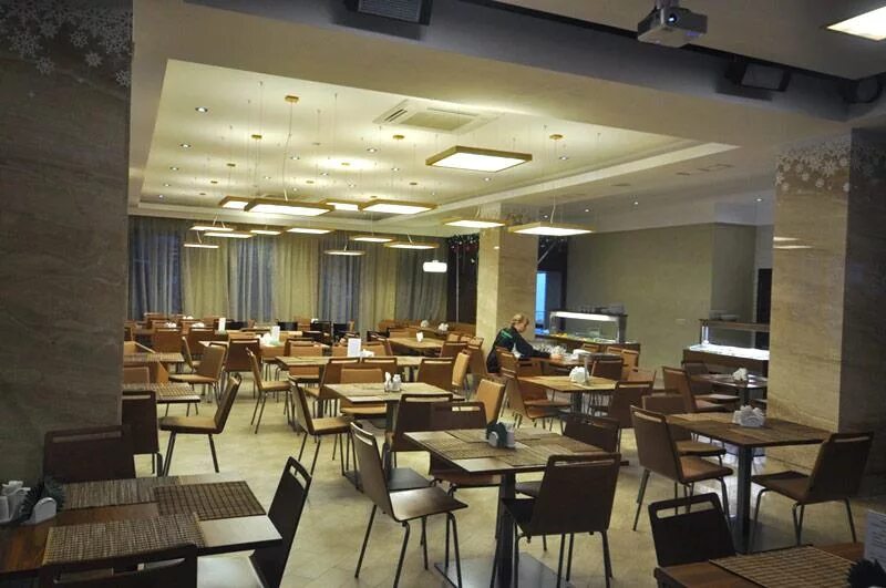 освещение в ресторане. дизайн кафе. цветовая гамма в интерьере ресторана. посадочные места в ресторане. интерьер ресторана в стиле лофт.