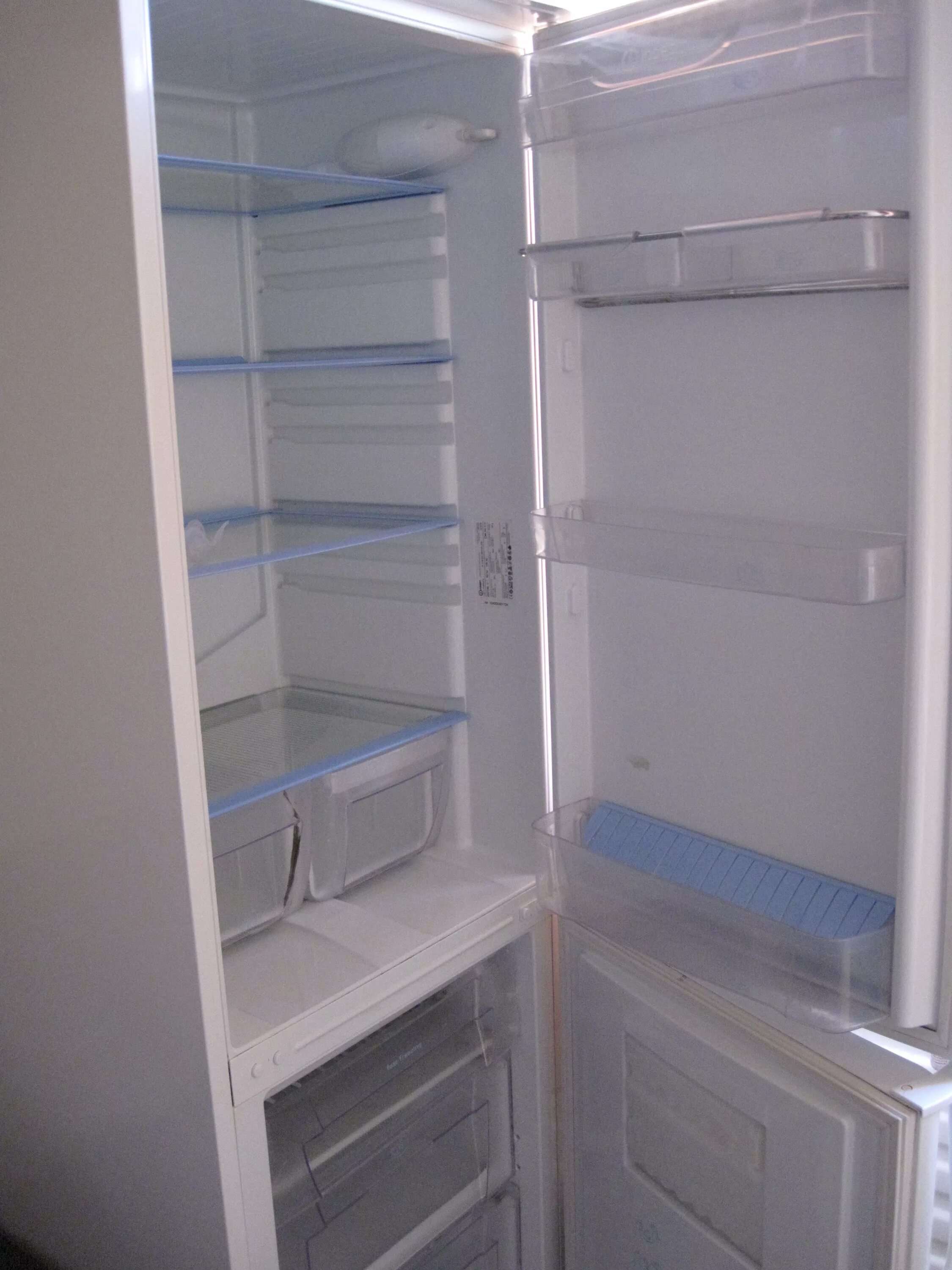 Полки для холодильника индезит. Индезит c138g. Холодильник Индезит c138g.016.