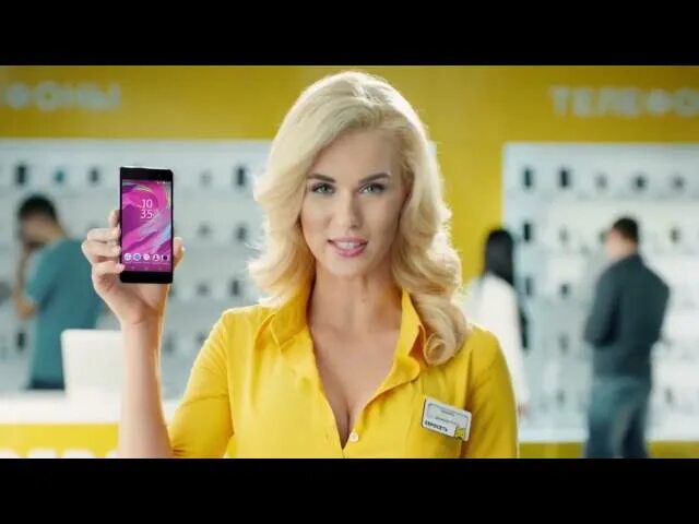 Шарлиз терон диор. Девушка из рекламы. Девушки из евросети. Кто снимается в рекламе плайт. Евросеть реклама.