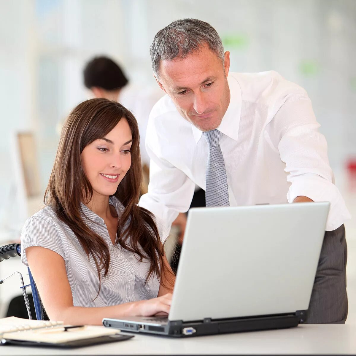 Помощник руководителя картинки. Через помощника. Ассистент помощник руководителя. Секретарь руководителя. Мужчина и женщина в офисе.