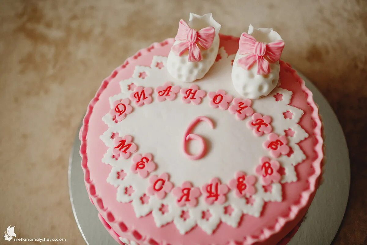 Поздравление с 6 месяцами рождения. Торт на полгода девочке. Тортик на 6 месяцев девочке. 6 Месяцев девочке поздравления. Торт на 2 месяца девочке.
