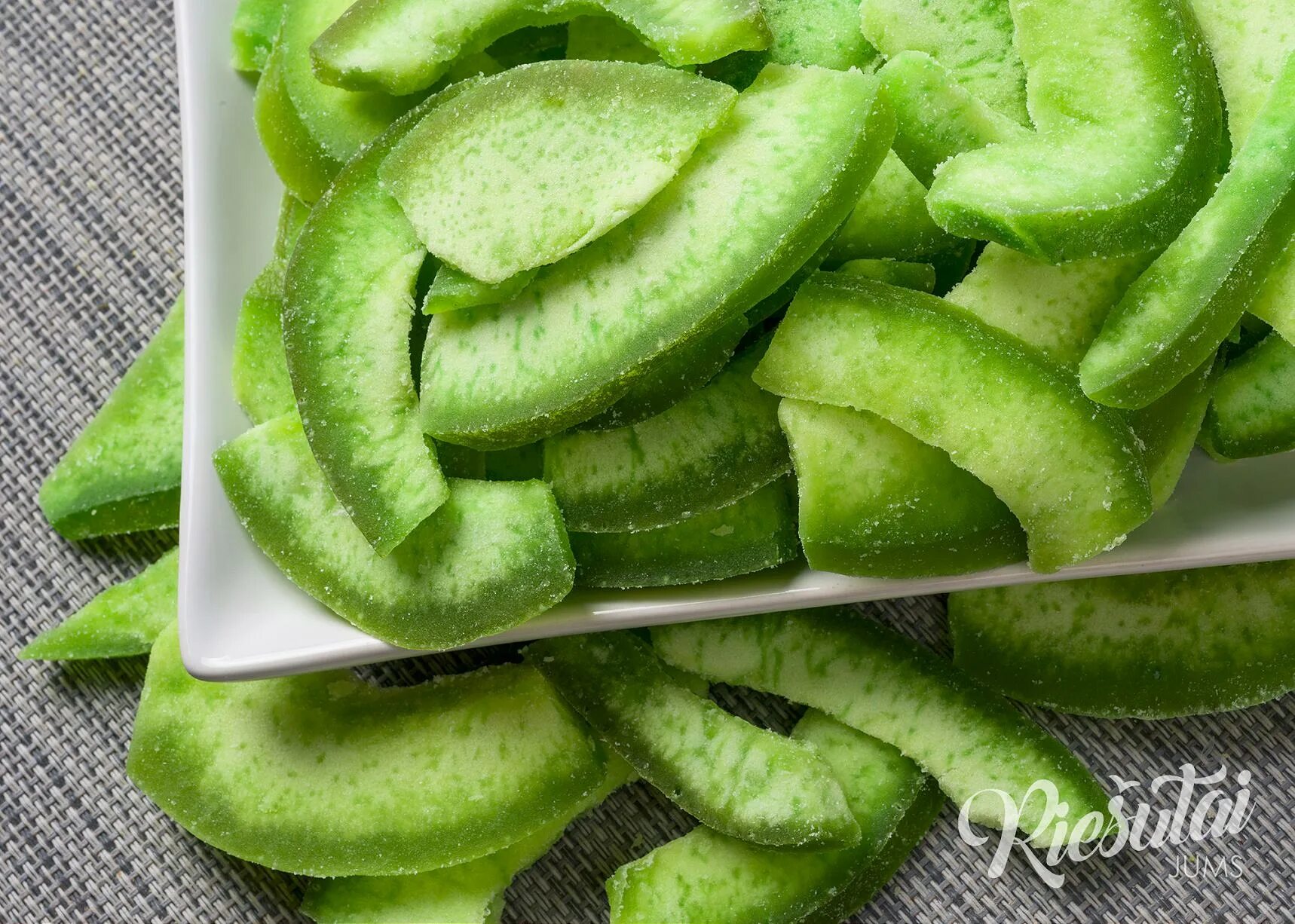 ломтик яблока. кусочек зеленого яблока. зеленые зубчики. долька яблока. яблоко разрезанное на дольки.