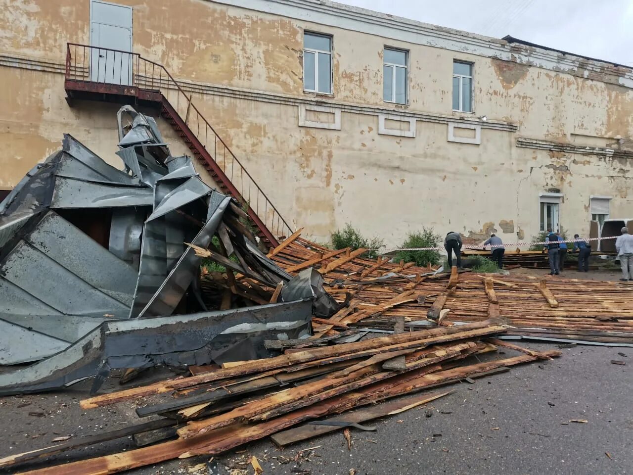 Фото повреждённой ветром крышии из.