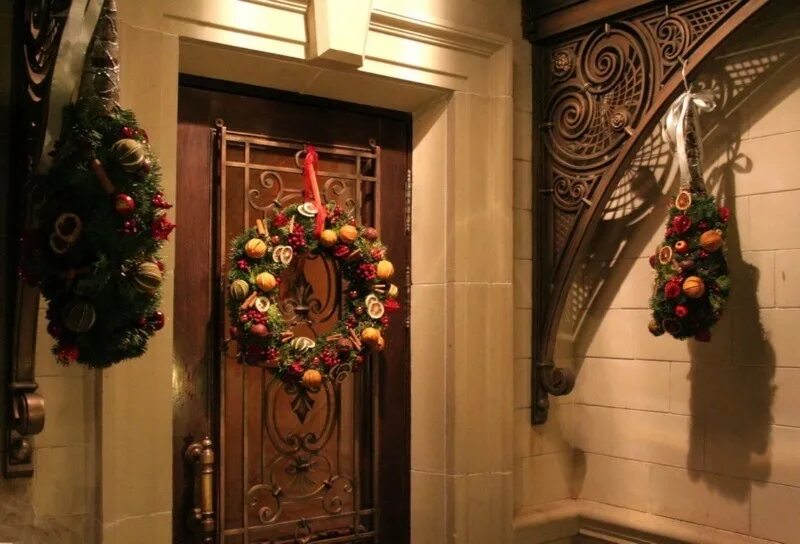 Украшенная галерея. Новогоднее украшение на дверь. Рождественское украшение на дверь. Украсить дверь к новому году. Новогоднее украшение над дверью.