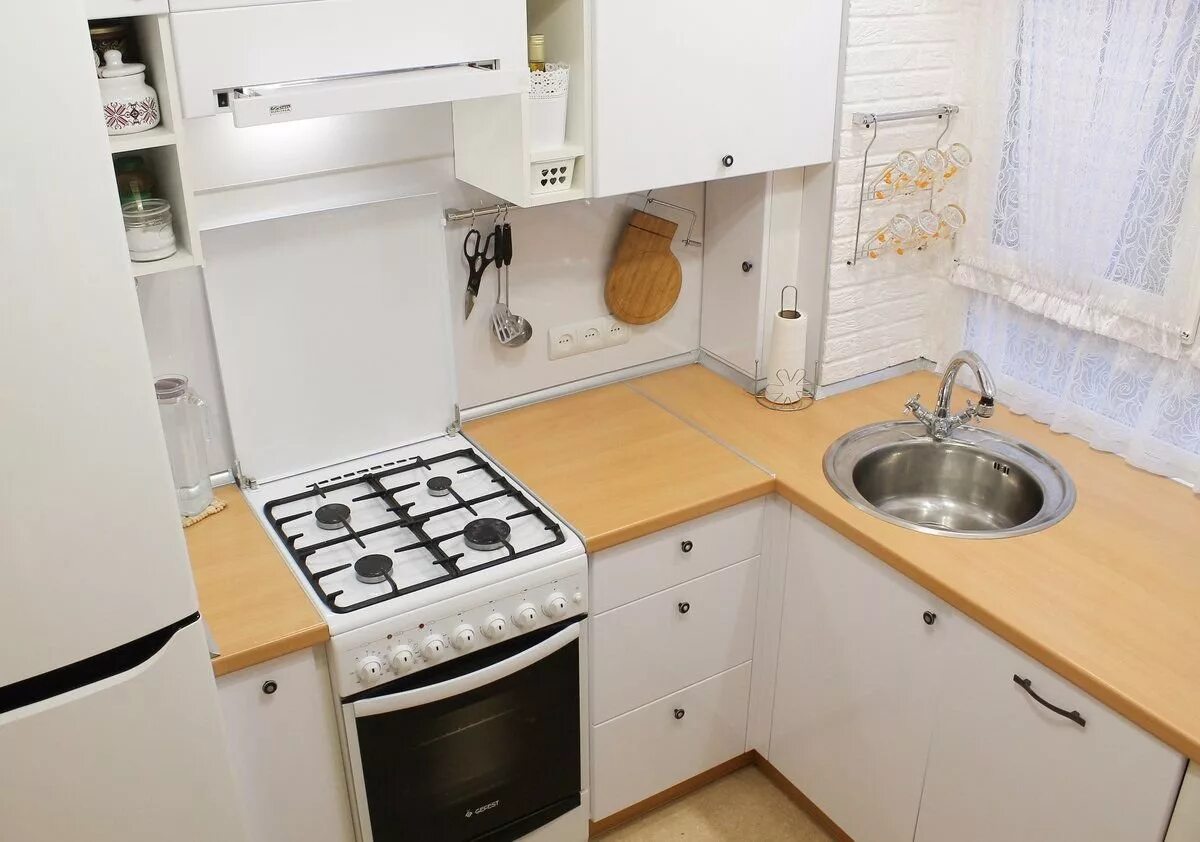 Кухня в хрущевке 5 кв.м. Маленькие кухни в хрущевке. Маленькая компактная кухня. Кухни в хрущёвках с холодильником.