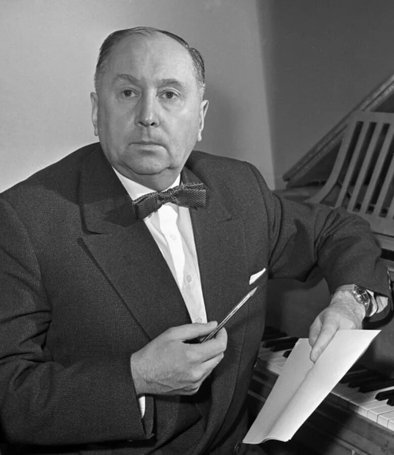 Композитор ю. Юрий милютин. ю милютин композитор. композитор юрий. юрий милютин портрет.