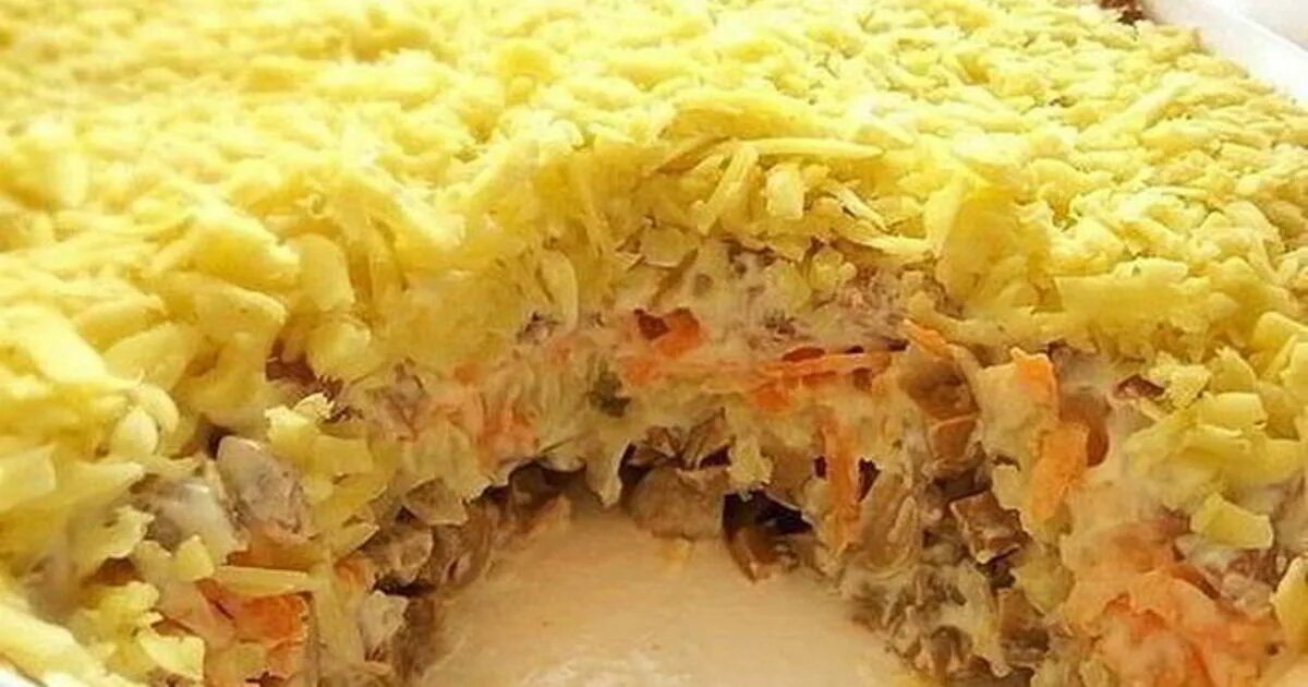 Салат с грибами и сыром слоями. Салат белая ночь. салат белая ночь с курицей грибами и сыром. салат французский с грибами. салат слоеный с курицей и грибами сверху сыр.