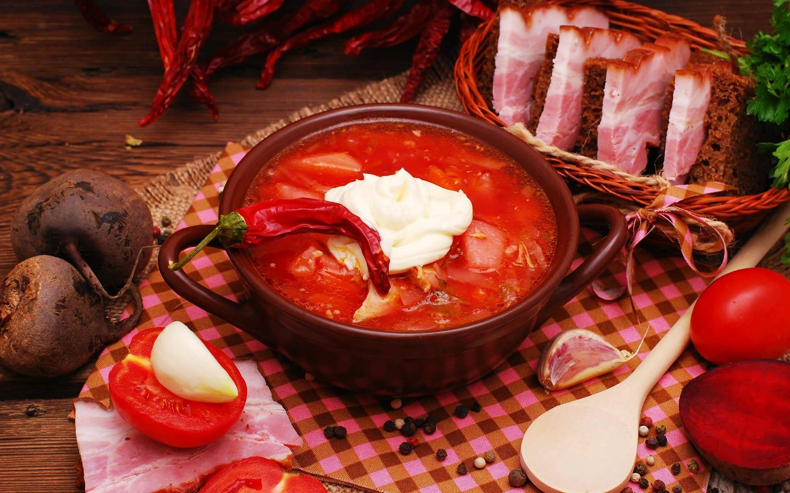 Борщ с пампушками и салом. Украина Национальная кухня борщ. Традиционная русская кухня. Национальные блюда России