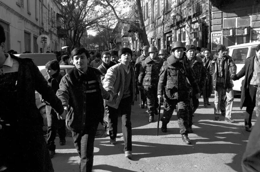 Армянский погром в баку 1990. Нагорный карабах 1990. Баку январь 1990. Армянский погром в баку 1990. Спецназ баку 1990.