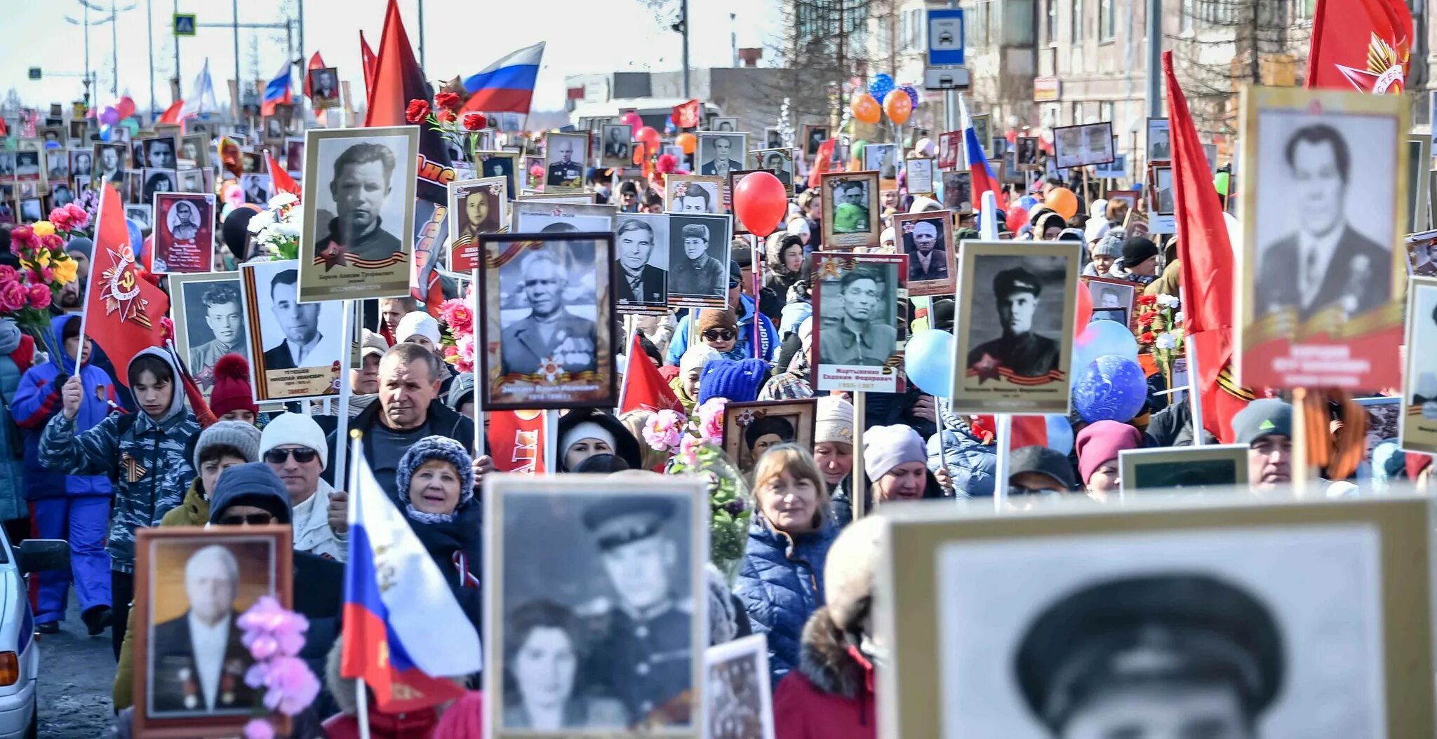 Слова песни течет река бессмертного. Течёт река Бессмертного полка. Течёт река бесмертного полка. Течёт река Бессмертного полка Газманов. Течëт река бесмертного пока.