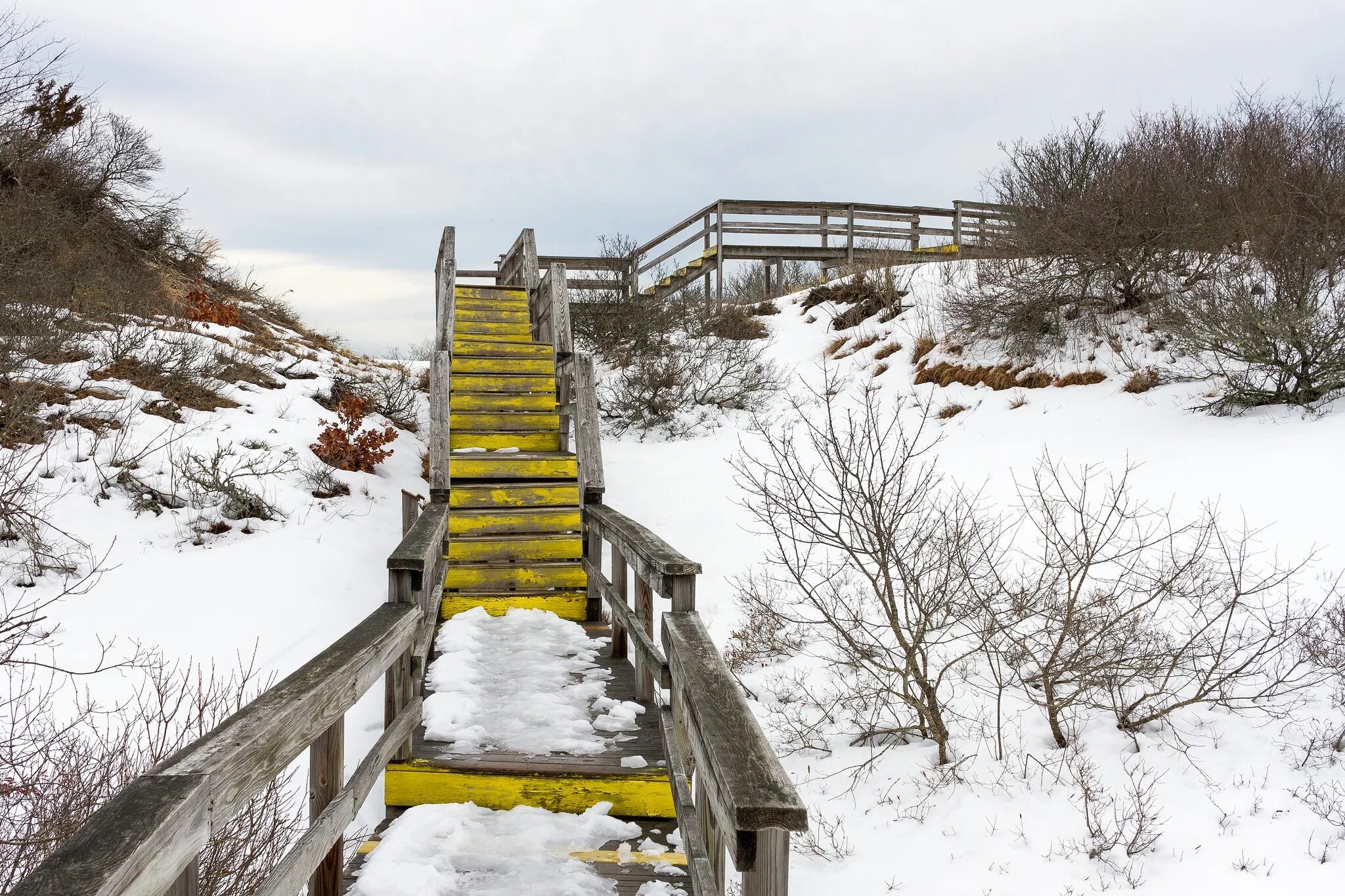 Зимние ступени. Зимняя лестница. Лестница в снегу. Снег на ступеньках. Зимний ступеньки.