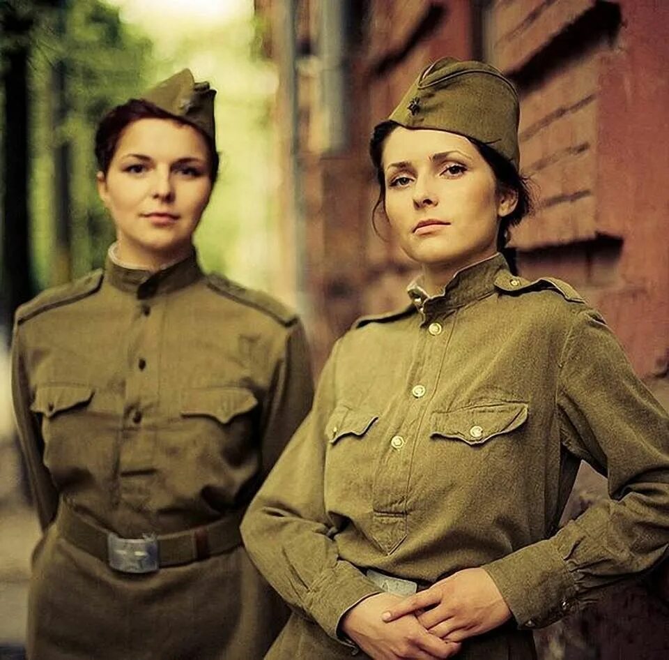 Вторая женщина. Фотосессия в стиле военных лет. Женщины в военной форме. Красивые девушки военных лет. Советская женщина-солдат.