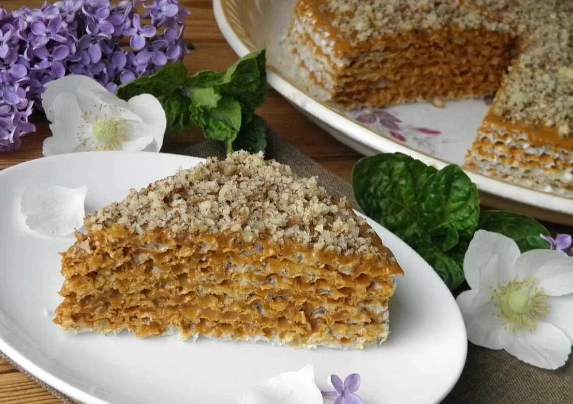 Торт с вафельными коржами и сгущенкой. Вафельный торт со сгущенкой. Вафельный торт. Вафельный торт стоит. Вафельный торт.