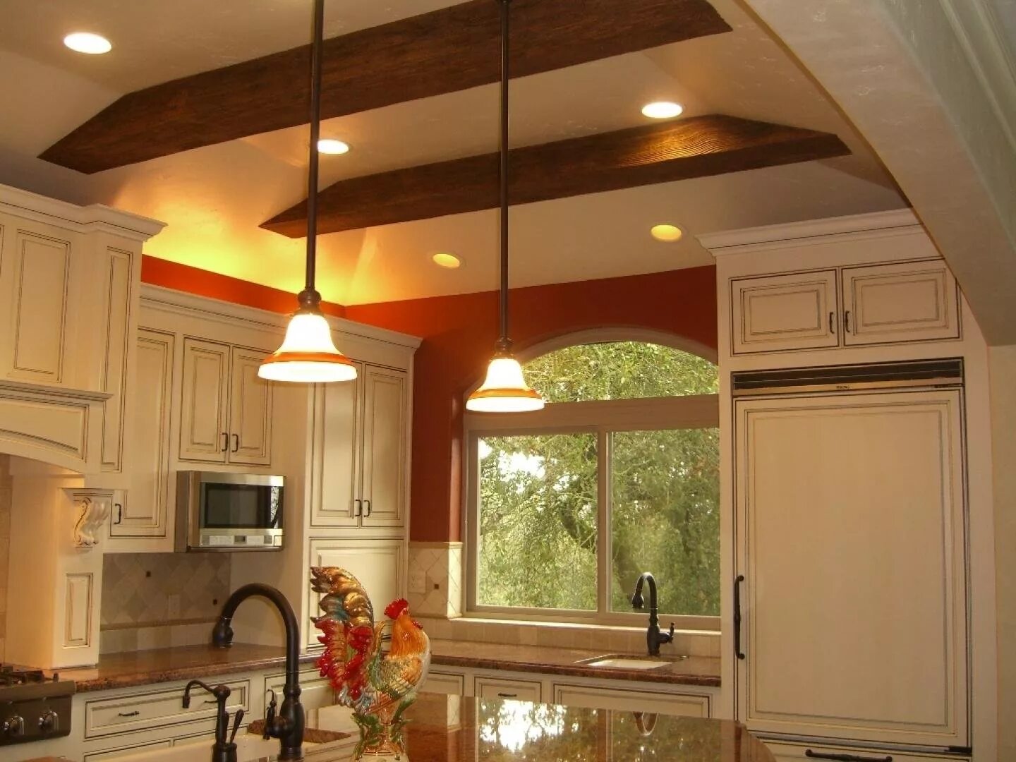 Кухня в потолок. Натяжной потолок на кухне. Подвесной потолок на кухне. Оригинальные потолки на кухне. Потолок кухня видео