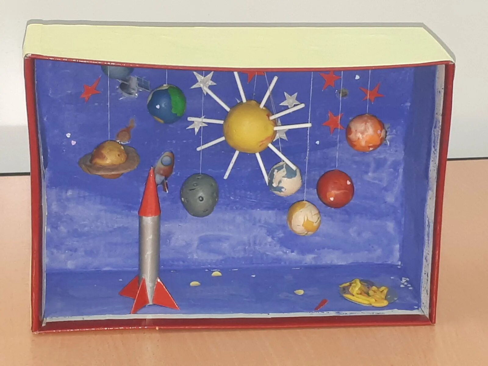 Паделка на тему космас. На выставку поделка в детский сад космос. Поделки про космос для дошкольников. Паделка на тему космас. Поделки на тему космос.