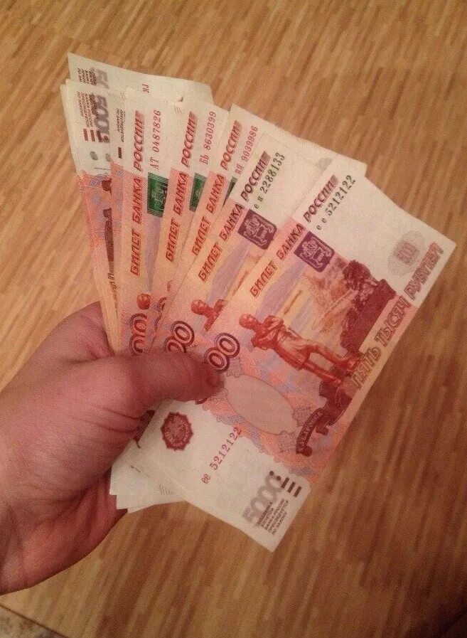 Тыс руб на 20 30. 25 Тысяч рублей в руке. 40 Тысяч рублей. 30 Тысяч рублей в руках. 5000 Купюры в руках.
